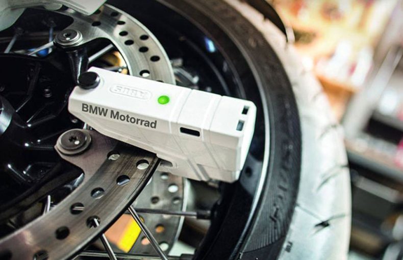 Come-proteggere-la-tua-moto-con-bloccadisco-BMW