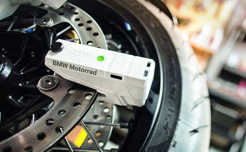 Come-proteggere-la-tua-moto-con-bloccadisco-BMW