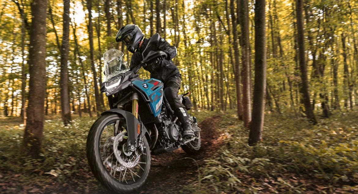 BMW F 900 GS: libertà, off-road e viaggi senza limiti