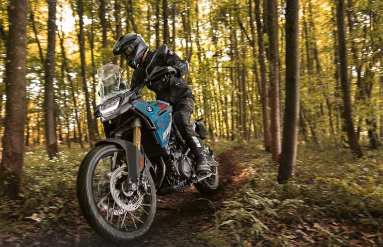 BMW F 900 GS: libertà, off-road e viaggi senza limiti